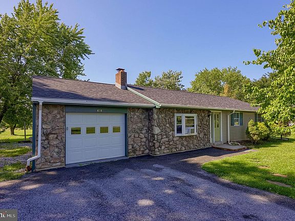 3rd image of 414 Schubert Rd