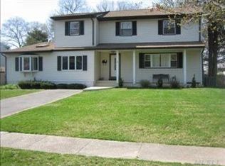 4 Endicott Ln, Commack, NY 11725