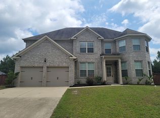 137 Salisbury Ln, Spring Lake, NC 28390