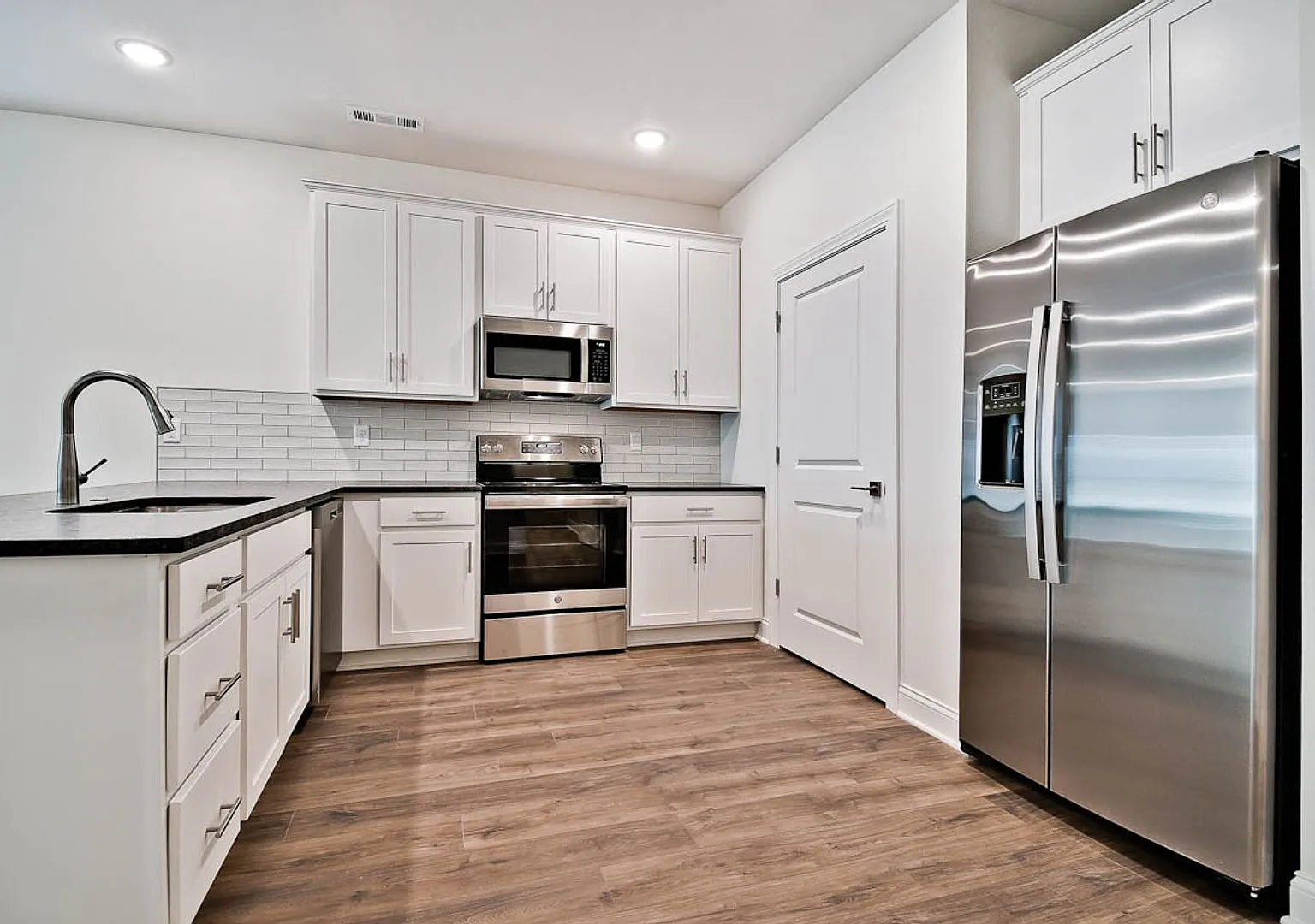 Big Creek Golf Course - 3 Bed 2 Bath Double Garage (Newer Construction) — Photo 4