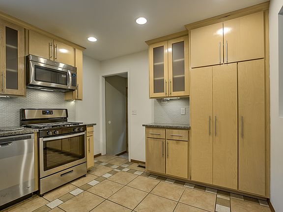 5th image of 2205 Olive St