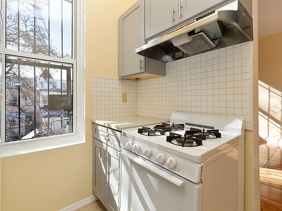 5th image of 374 Hawthorne St #2