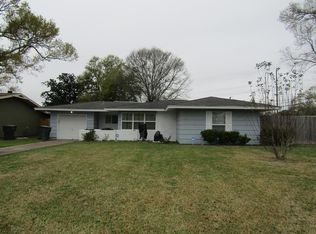 5324 W Groves Cir, Groves, TX 77619