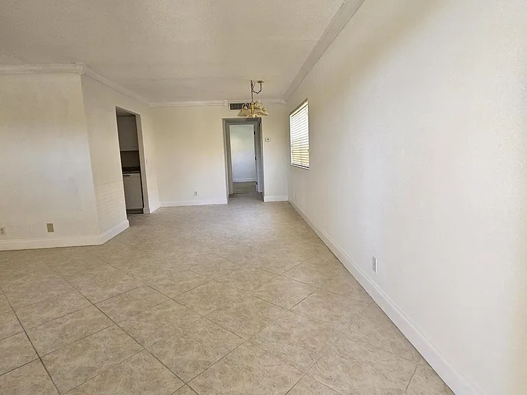 211 E Saxony Ln #211 — Photo 3