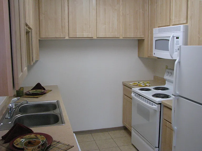 Lakeside Manor Apartments — Photo 7