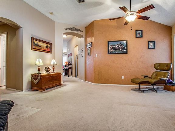 4th image of 2424 Redfield Dr