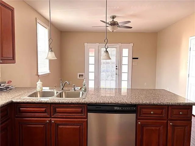 2 bed, 2.0 bath, 975 sqft, $1,395 — Photo 4