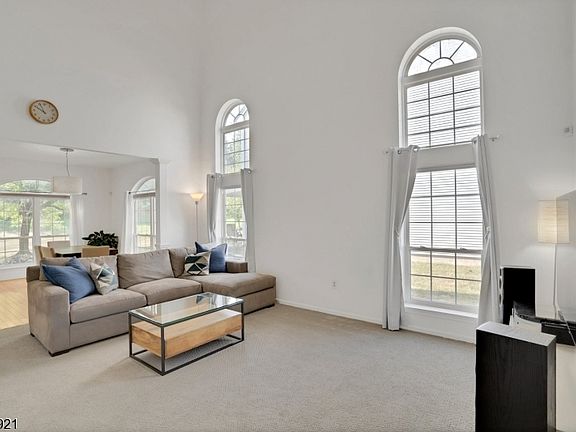 5th image of 48 Cartier Dr