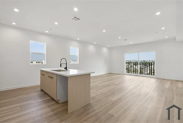 5 bed, 2300 sqft, $5,000 — Photo 4