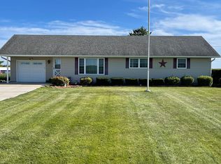 1052 W Becker School Rd, Freeport, IL 61032