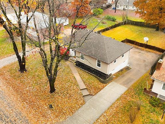 2nd image of 307 NE Sharon Dr