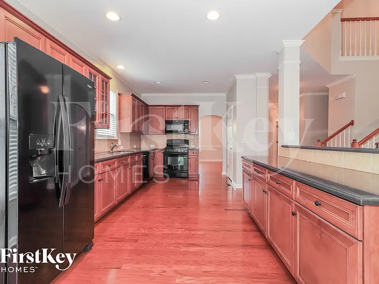 677 Longwood Pl — Photo 7