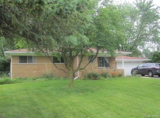 2040 Glenshire Ln, Waterford, MI 48329