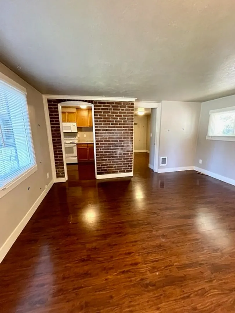 Newport Ave Triplex - 00404-NEWP-00 — Photo 3