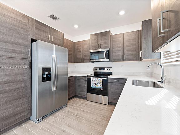 4th image of 1044 SE 23rd Ave