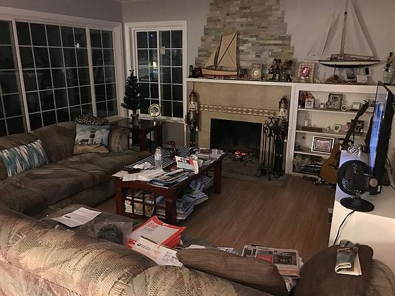 2Br 2Ba Beach getaway for lease Nice location 
Amenities such as grocery, restaurants, beach and pier within walking distance. .