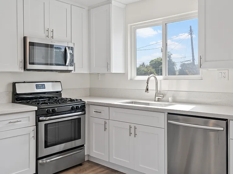2446 S Dunsmuir Ave — Photo 5