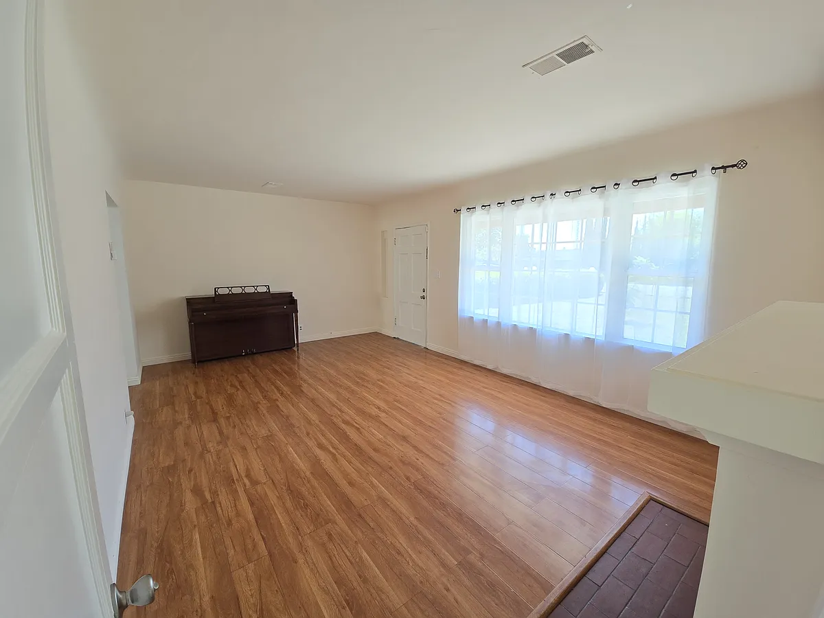 Building Photo - 10147 La Rosa Dr