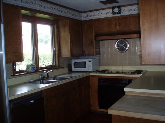 5th image of 810 W Church St
