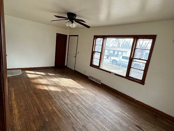3rd image of 1224 Downtain St