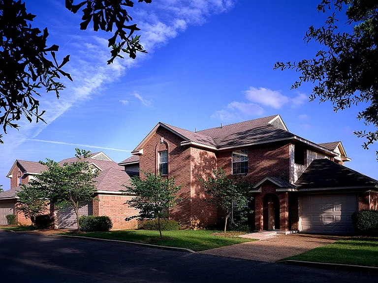 The Wyndham Apartments — Photo 2