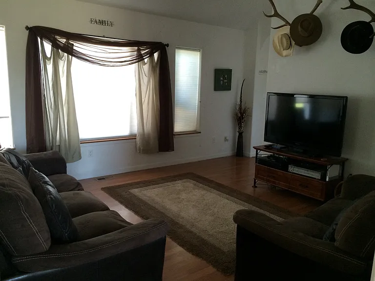 1372 Firethorn Dr — Photo 2