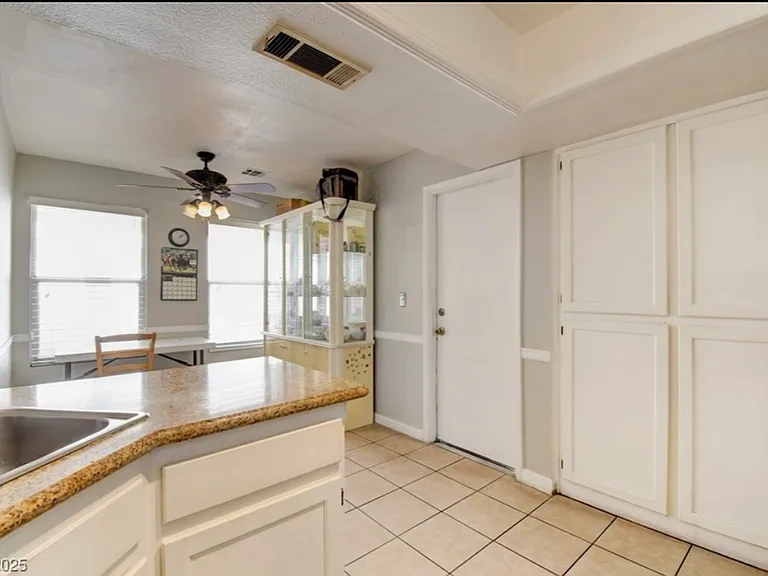 4053 Hazelridge Dr — Photo 9