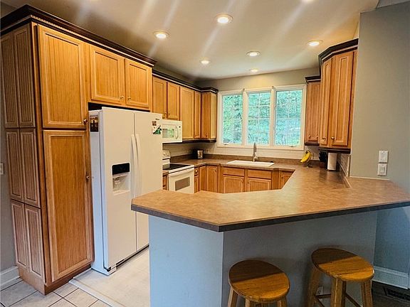3rd image of 109 Hawthorn Ln