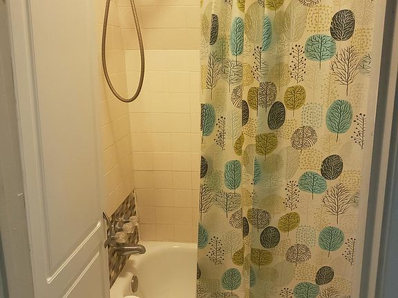3rd image of 928 Waco St #10
