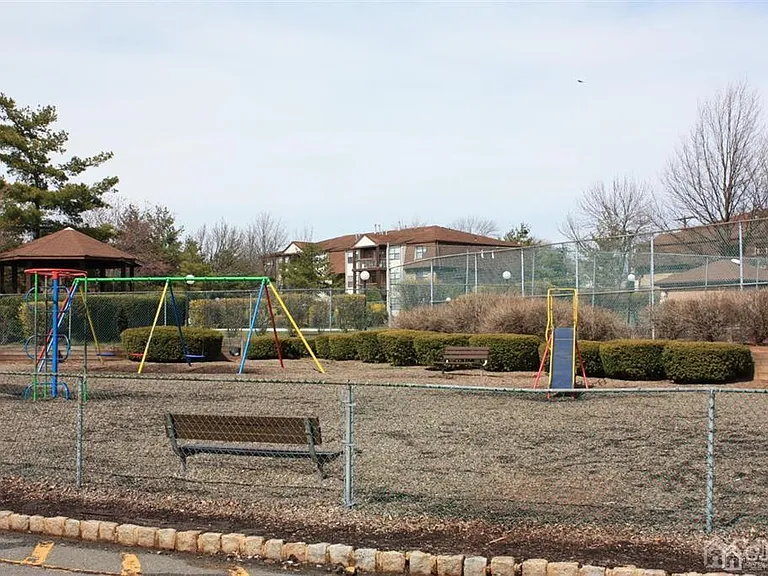 909 Green Hollow Dr — Photo 10