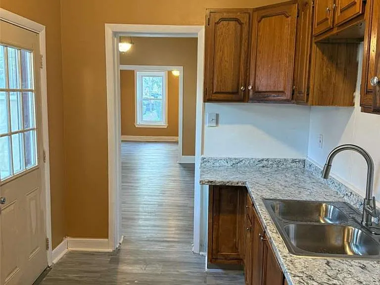 917 Center St — Photo 18