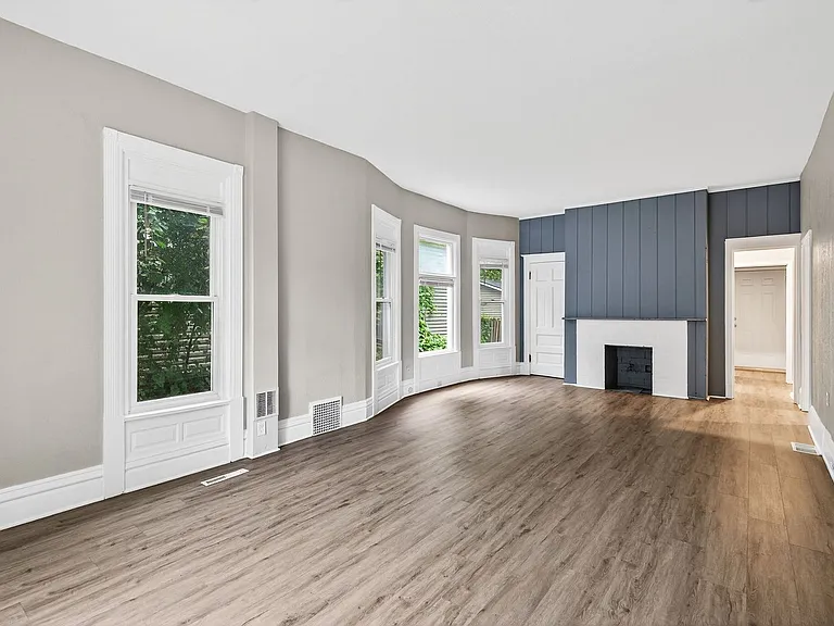 812 7th St SE — Photo 4