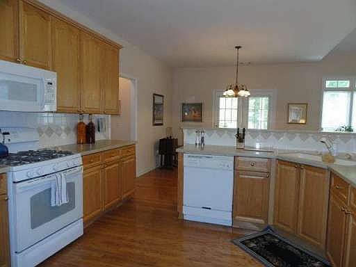 4th image of 100 Brookgrove Ln
