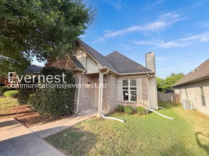 1136 Washington Dr — Photo 1