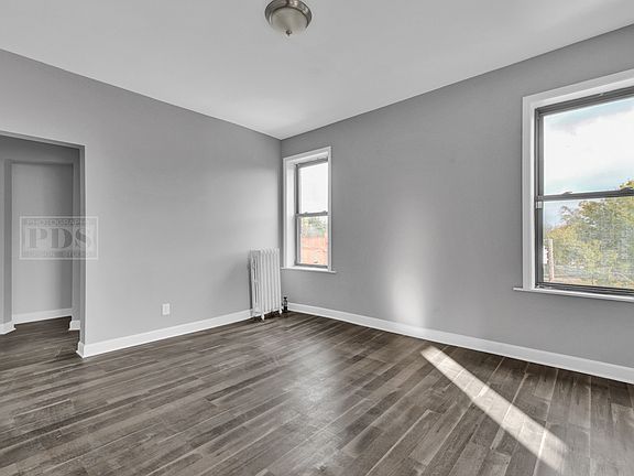 3rd image of 828 E Hyde Park Blvd Unit 3