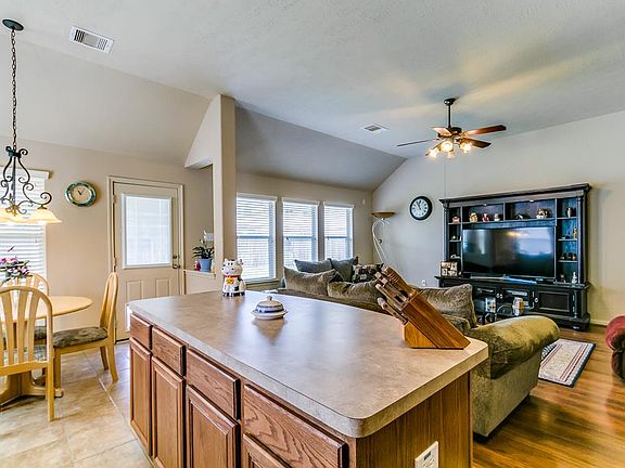 3rd image of 5926 Wildbriar Ln