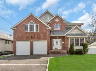 17 Wood Ave, Albertson, NY 11507