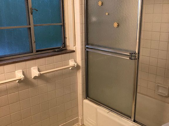 3rd image of 22460 Pembroke Ave
