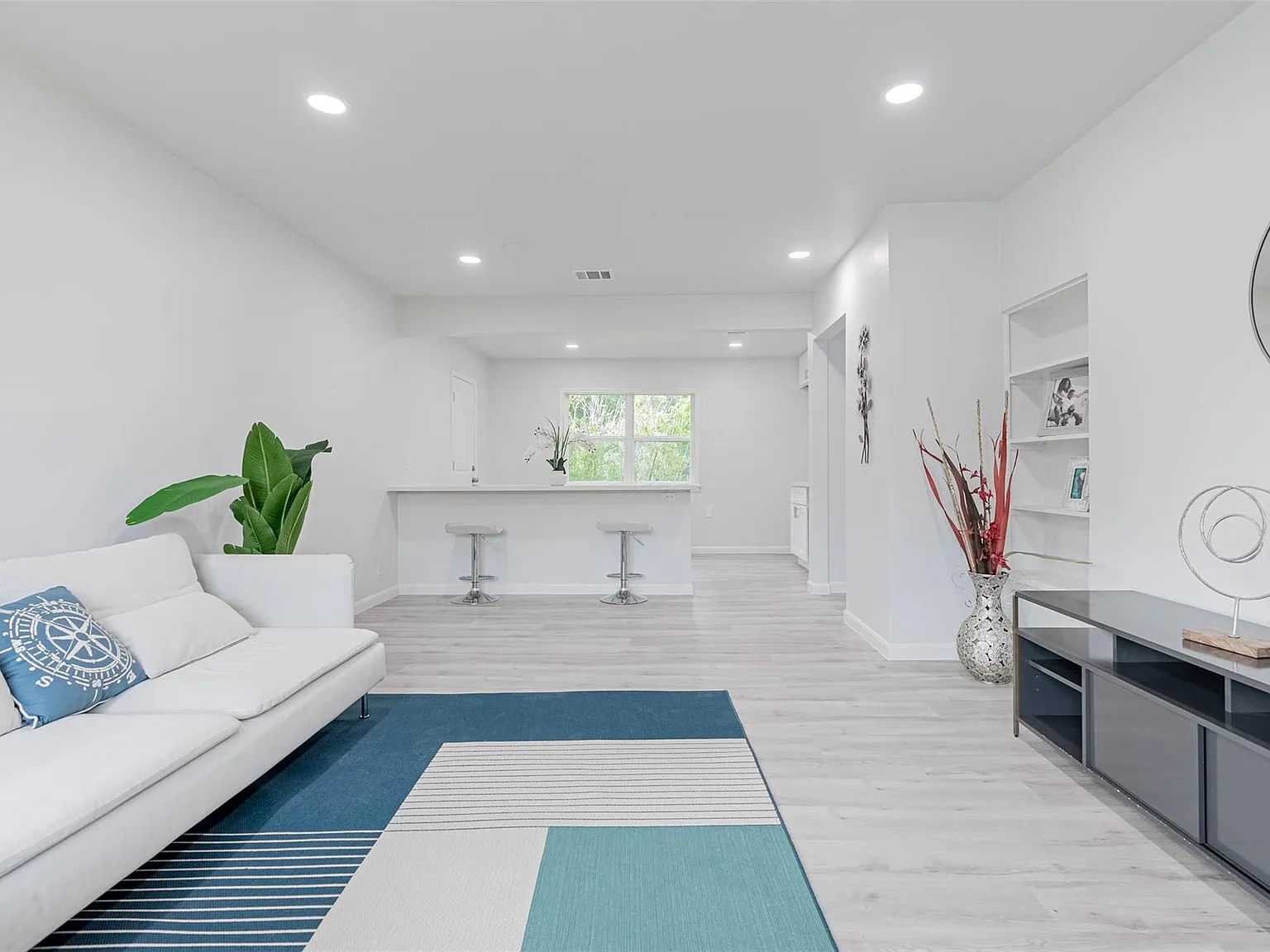 3 bed, 1.0 bath, 1016 sqft, $1,688 — Photo 3