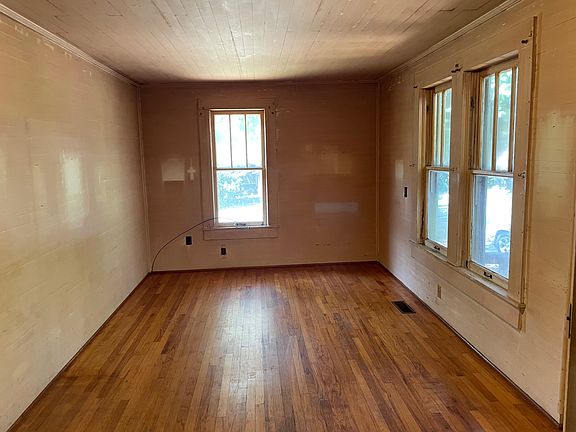 2nd image of 942 Noble Ave W
