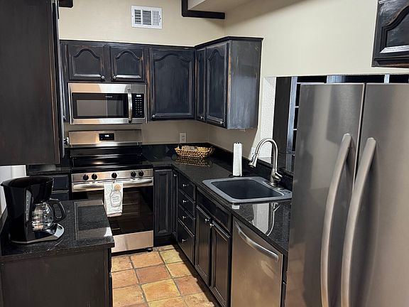Kitchen- All new Appliances and brand new granite countertops