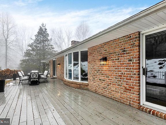 5th image of 49 Fawn Dr