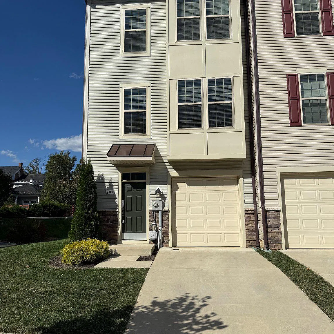 3 bed, 3.5 bath, 1818 sqft, $2,800 — Photo 1