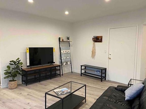 3rd image of 4241 McLaughlin Ave #9