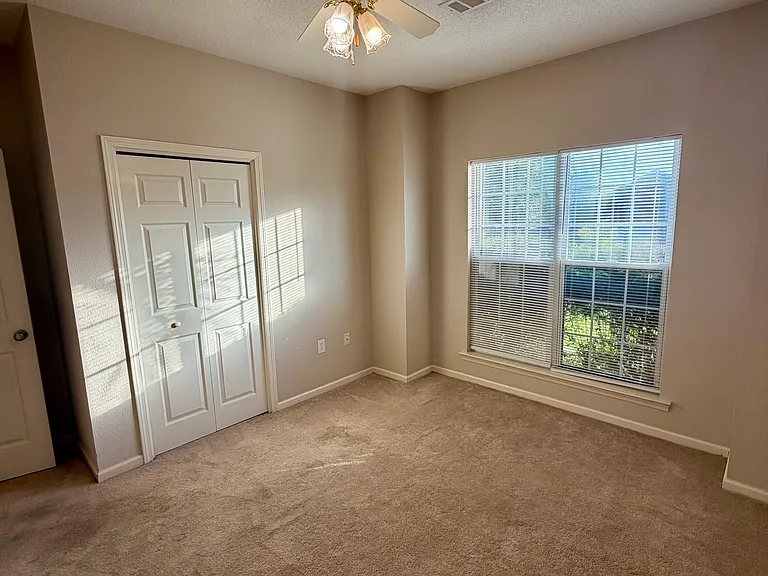 213 Carrington Ln — Photo 7