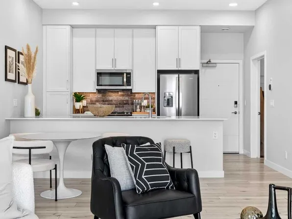 255 W Les Jardins Park SE #423, Calgary, AB T2C 5W9