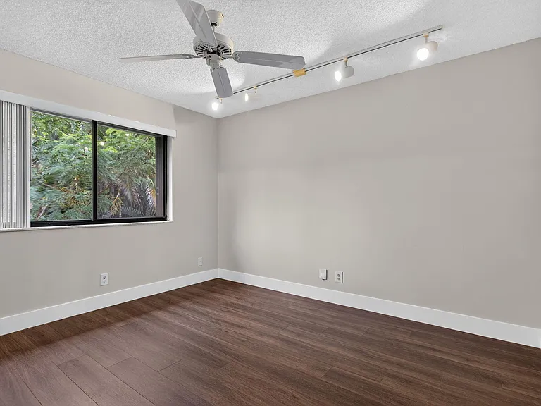 587 NW 38th Ave — Photo 23