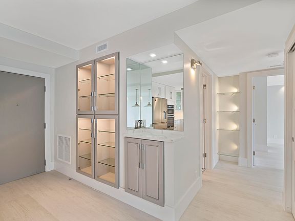 4th image of 800 SE 20th Ave APT 204