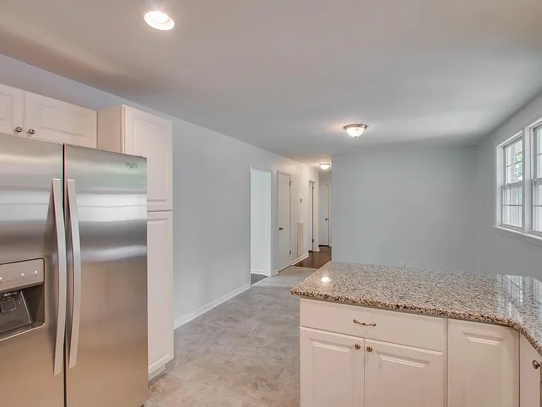 558 Roosevelt Ave — Photo 13