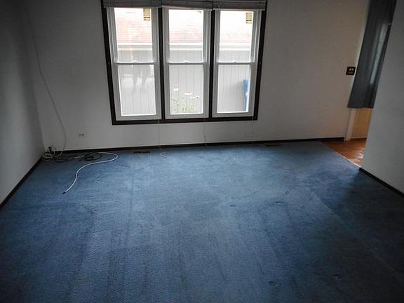 4th image of 305 Birchwood Ln